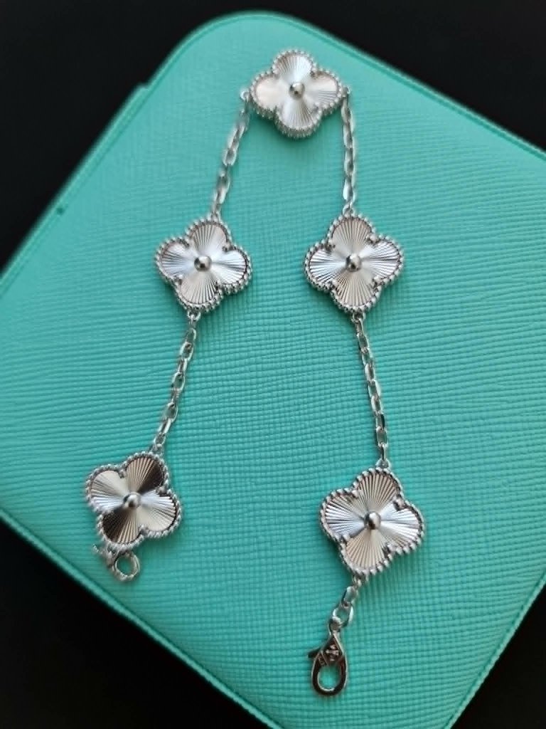 Silver - 5 Clover Design Bracelet